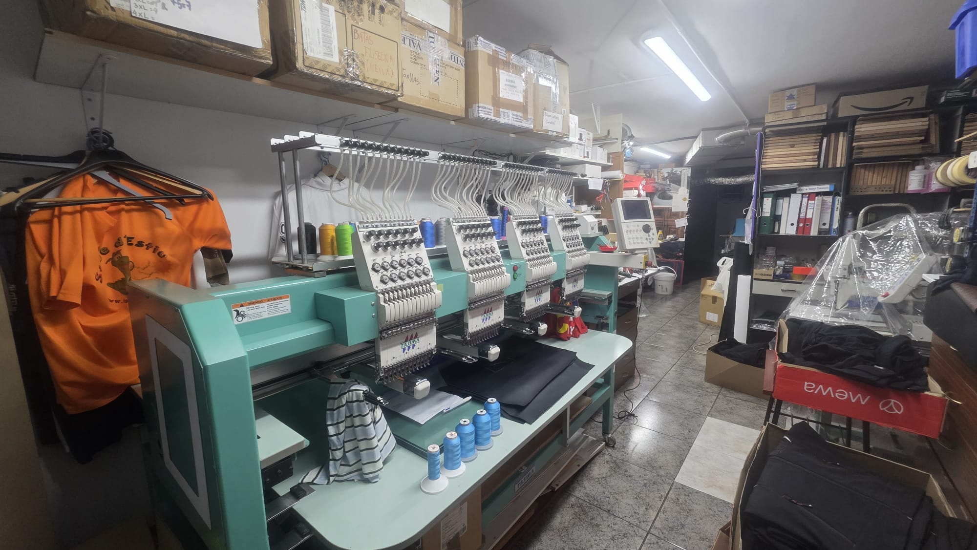 Máquina de bordar de cuatro cabezas en el taller